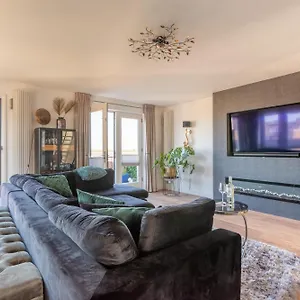 https://formula-1-villa-beach-town-house.zandvoort-hotels.com